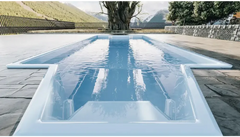 Grenada-glasfiberpool – spændende form, behagelige siddepladser, moderne design, lyseblåt vand