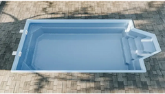 Grenada-glasfiberpool – lyseblå overflade, spændende form, behagelige siddepladser