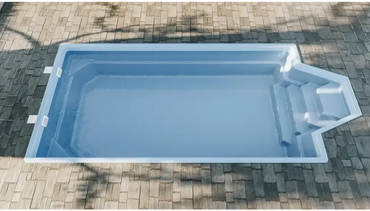 Grenada-glasfiberpool – lyseblå overflade, spændende form, behagelige siddepladser