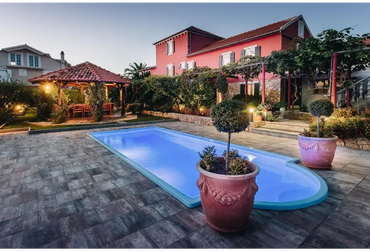 Haiti-glasfiberpool – afrundet trappe, dekoreret terrakottakrukke, pool i haven
