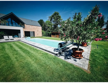 Jamaika-glasfiberpool, 11,25 x 3,75 x 1,50 m – rektangulær form, blå oppustelig svane, klart vand, græsplæne