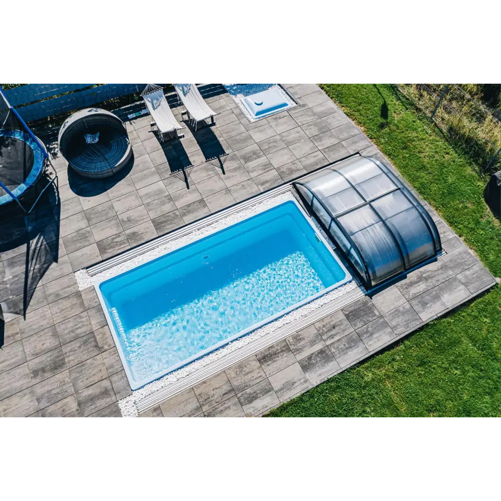 Glasfiberpool Papeete 6x3x1,5m med klart blått vatten och pooltak