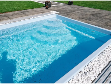 Papeete-glasfiberpool – moderne design, pooltag, rektangulær form, klart blåt vand, hvide sten