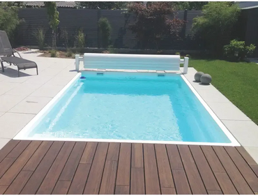 Saba-glasfiberpool – rektangulær form, turkisblåt vand, automatisk pooloverdækning