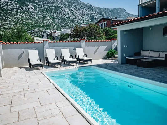 Saba-glasfiberpool – klart blåt vand, hvide flisekanter