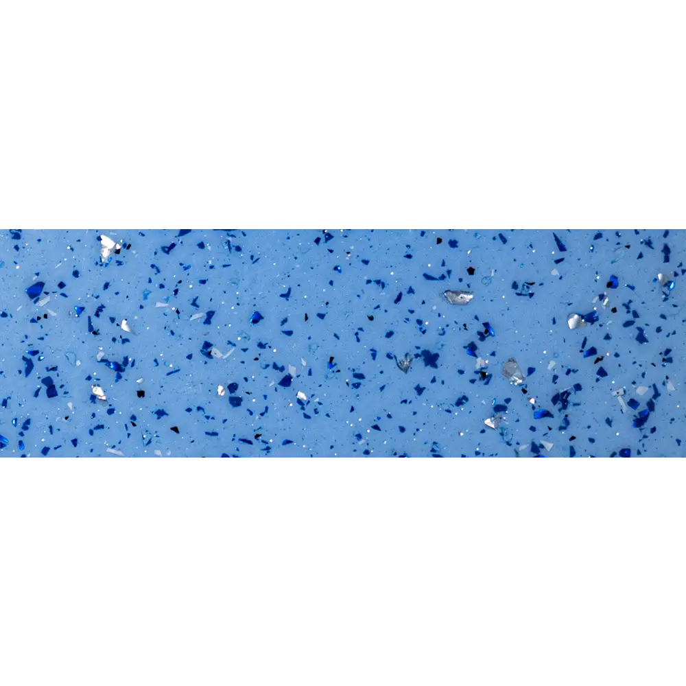 Glasfiberpool Saba med blå specklad yta, glasbitar och metall i klart blått vatten