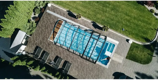 Trinidad-glasfiberpool – blå fliser, tag med klare paneler, indbygget pooloverdækning