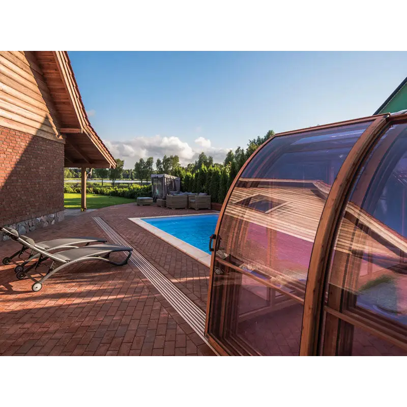 Glasfiberpool Victoria med böjd glas pooltak i träram