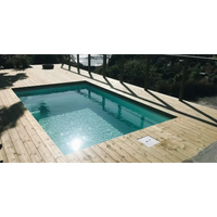 Glasfiberpool Victoria 4,70m x 2,70m med turkost vatten på trädeck