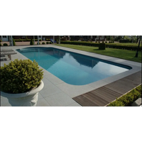 Rektangulär pool med klart blått vatten i Natura Kiruna Paket