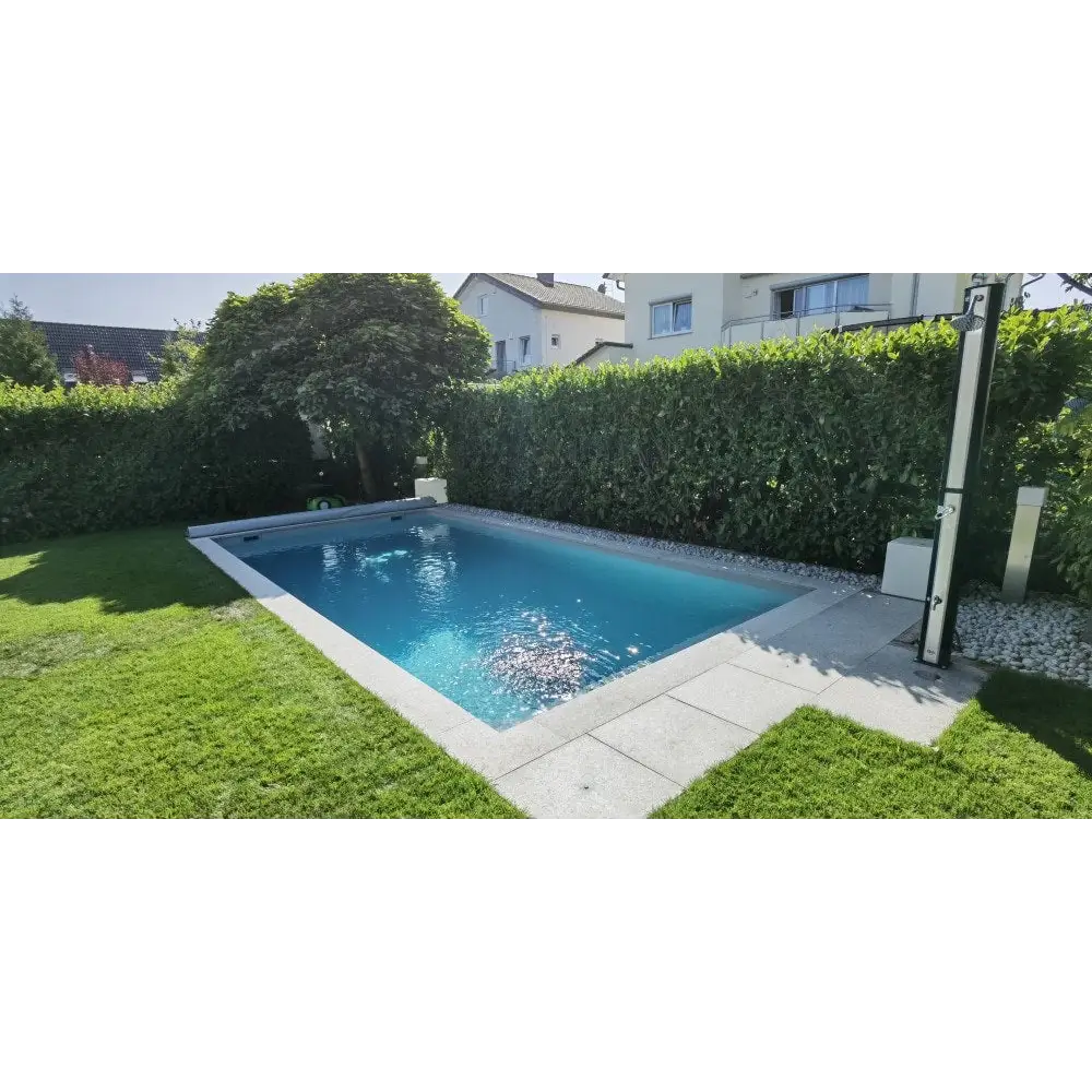 Rektangulär Natura Modena Paket med klarblått vatten och grön kantsten