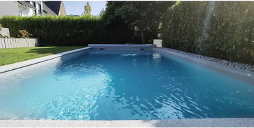 Natura Modena-kantstenspakke – rektangulær pool, klart blåt vand
