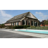 Traditionellt tegelhus med halm- och svarta fönsterluckor i Natura Napoli Paket