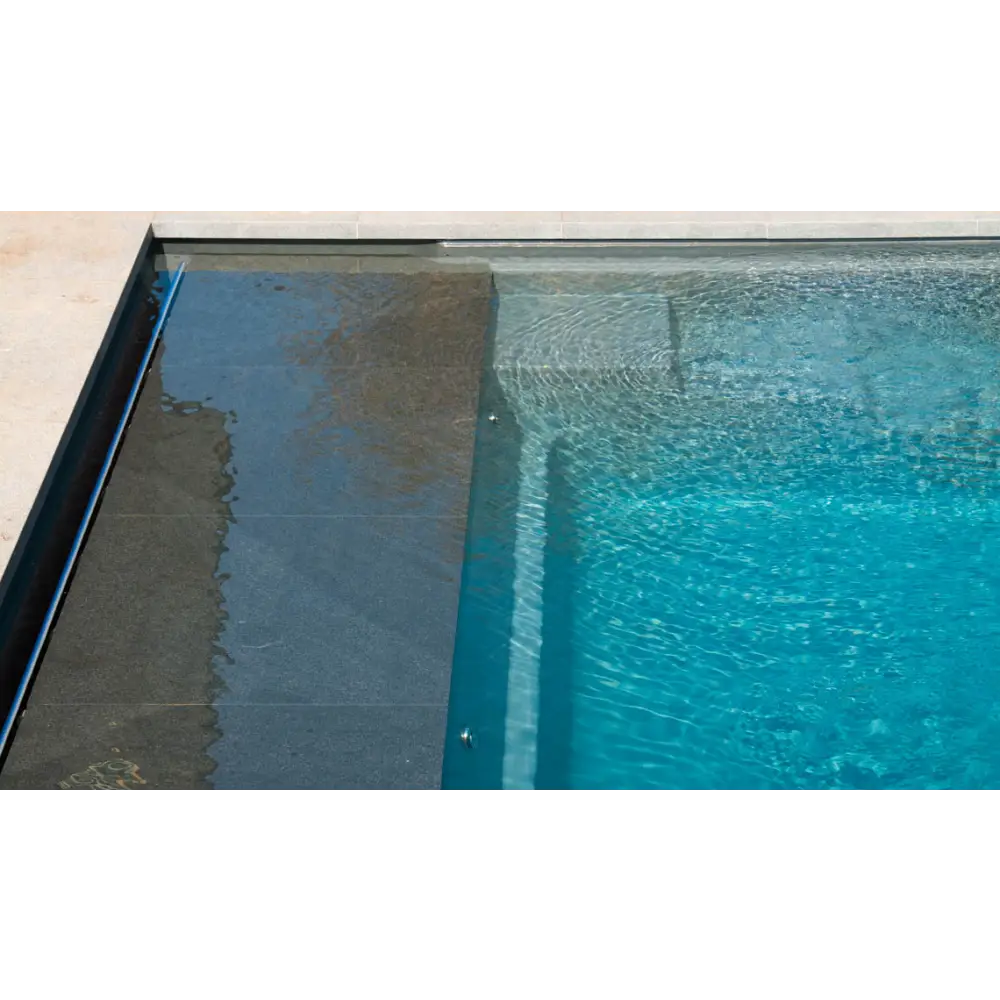 Modern design Leisurepools Cube utomhuspool med turkost vatten och svart kant