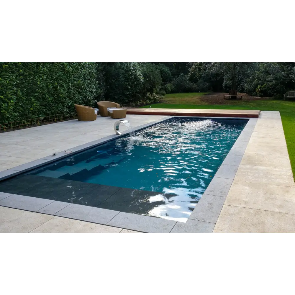 Modern Leisurepools Cube utomhuspool med djupblått vatten och grå stenplattor