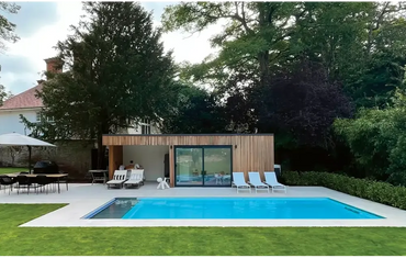 Leisurepools Cube-pool – moderne design, udendørs, poolhus med træbeklædning, store glasdøre