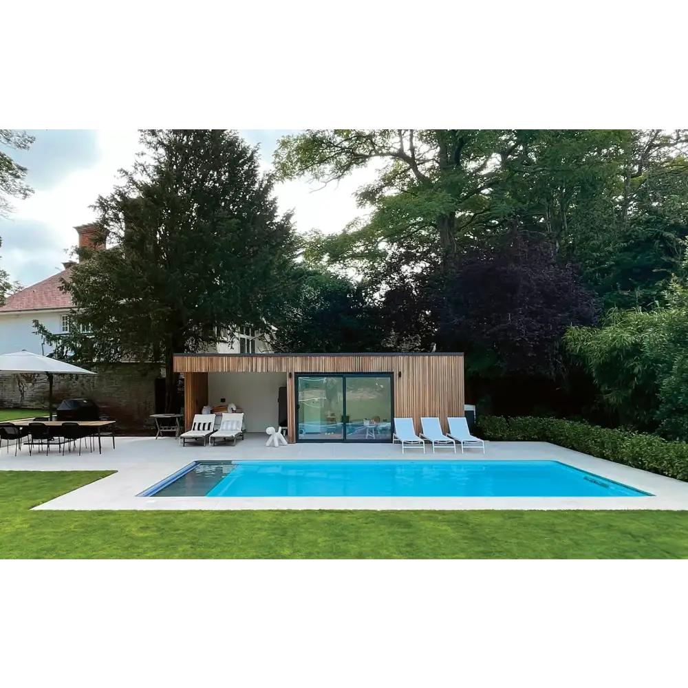 Modern design Leisurepools Cube utomhuspool med träklädd poolhus och stora glasdörrar