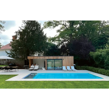 Modern Leisurepools Cube poolhus med träklädnad och stor glasdörr