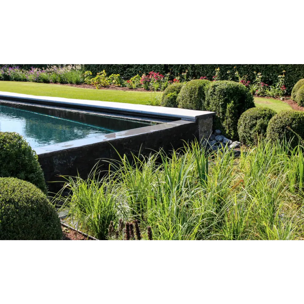 Modern design Leisurepools Cube utomhuspool med rektangulär form och klart vatten