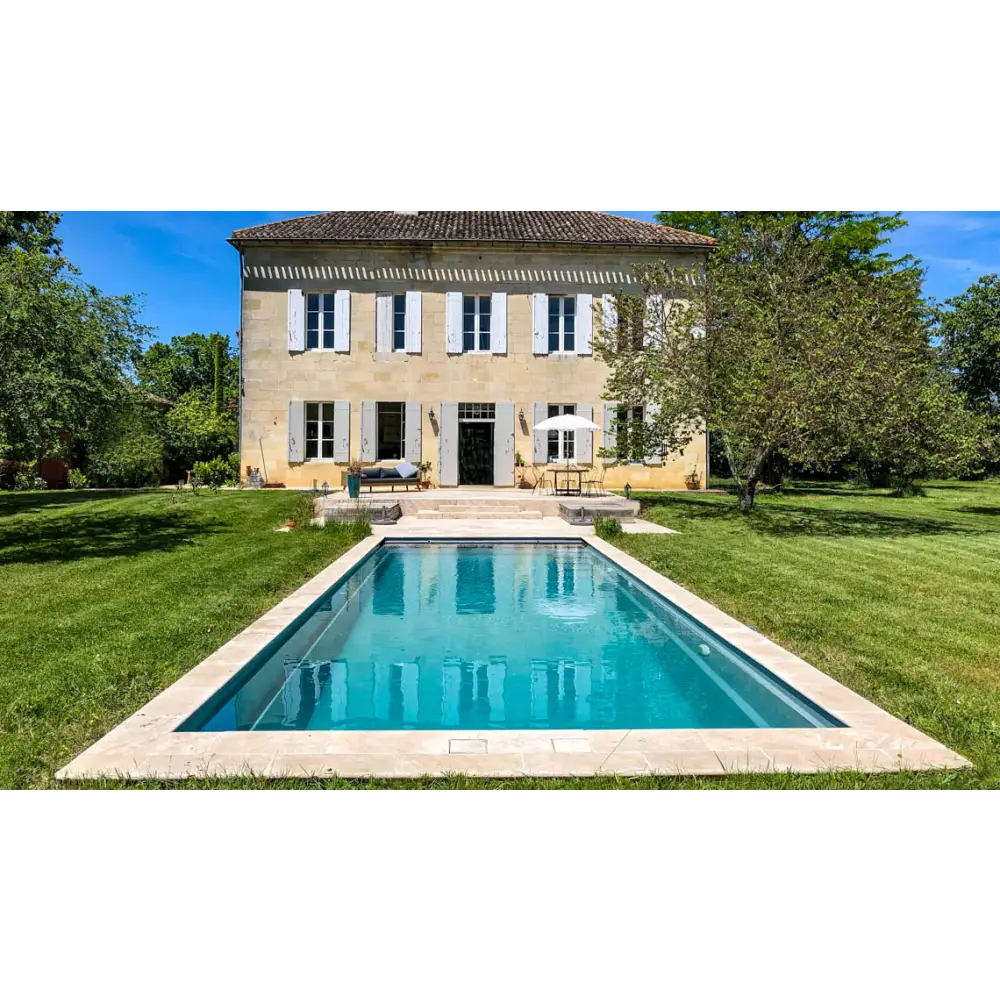 Modern design Leisurepools Cube med turkost vatten och gräsmatta