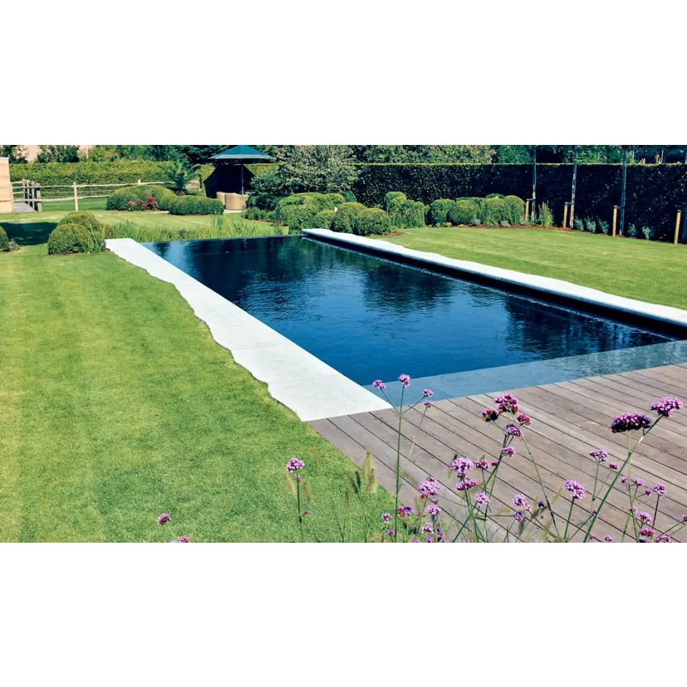 Modern design Leisurepools Cube infinity pool med mörkblått vatten och vita betongkanter