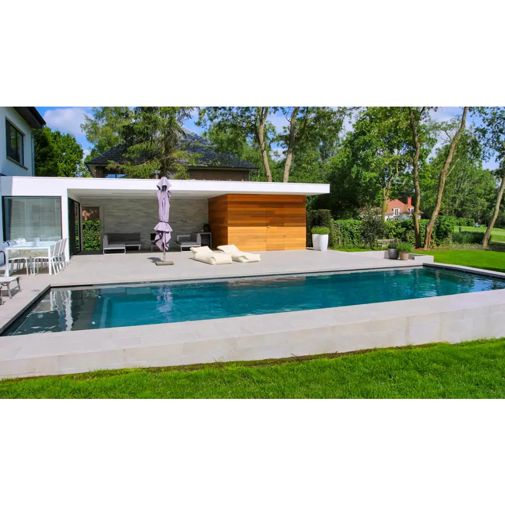 Modern Leisurepools Cube utomhuspool med rektangulär form, klart blått vatten och ljusa grå stenkanter