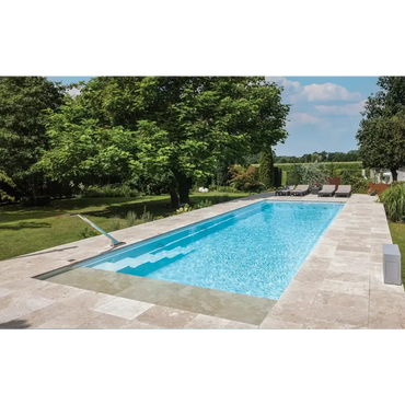 Rektangulär Leisurepools med klarblått vatten, beige sten, modern design, sluttande botten, hög vattenlinje
