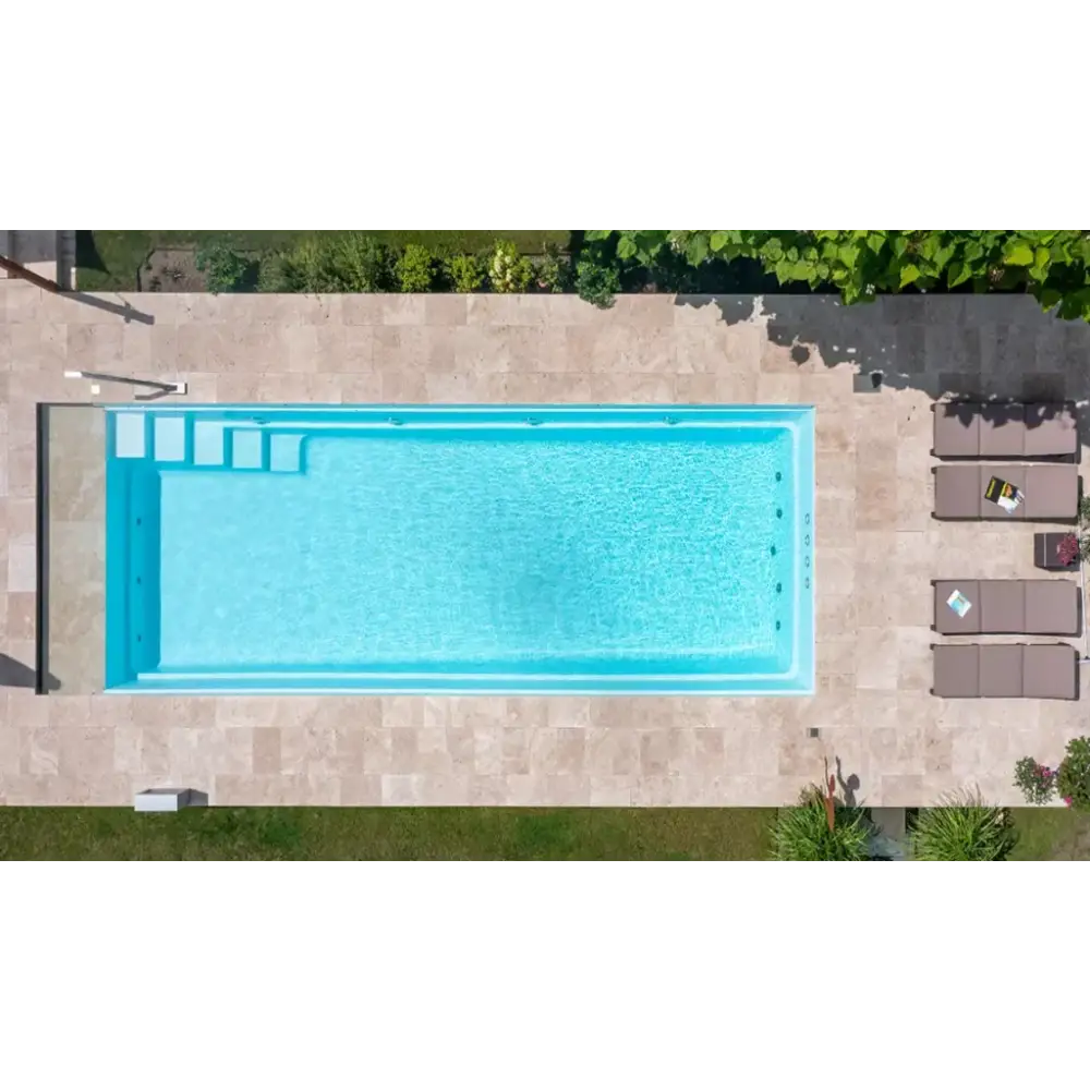 Rektangulär pool med modern design, hög vattenlinje och sluttande botten