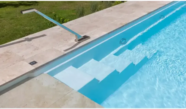Rektangulær pool – moderne design, høj vandlinje, skrånende bund