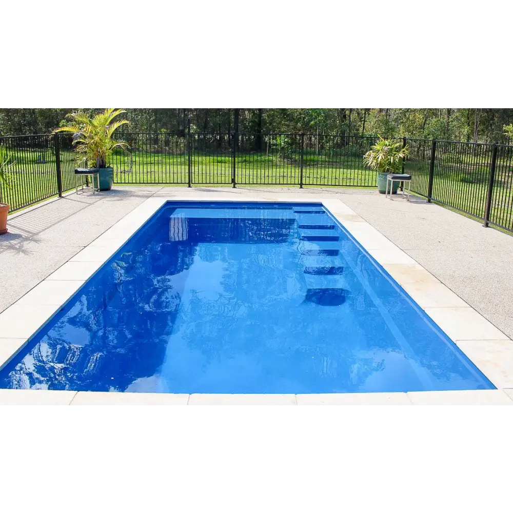 Leisurepools Elite pool med blåvatten, vita kakelkanter och svart stängsel