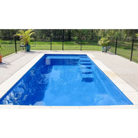 Leisurepools Elite pool med blåvatten, vita kakelkanter och svart stängsel