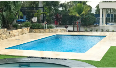 Leisurepools Elite-pool – rektangulær form, moderne design, klart blåt vand, beige sten