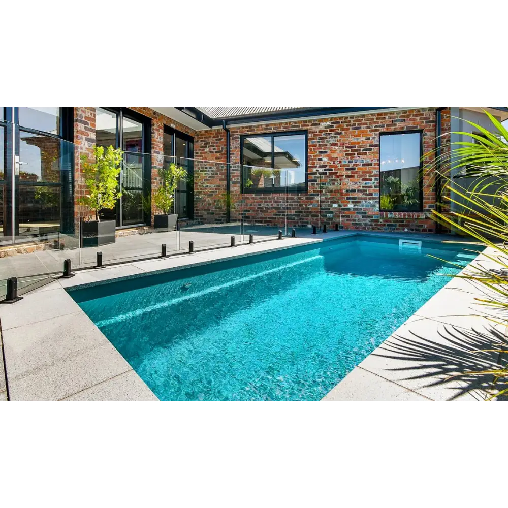 Leisurepools Espirit med slimmad form för trängre utrymmen, rektangulär pool i turkost vatten