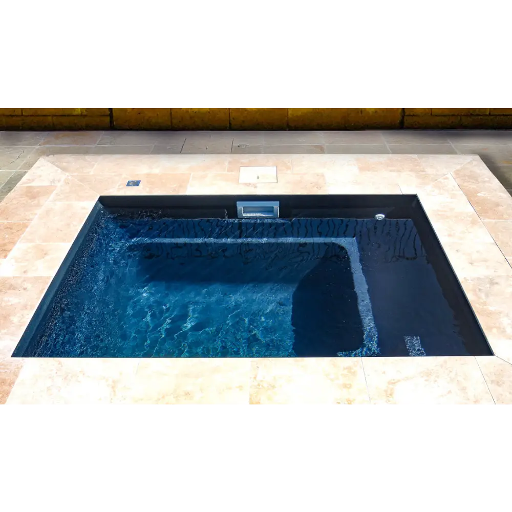 Leisurepools Fiji Plunge med klart blått vatten och träterrass