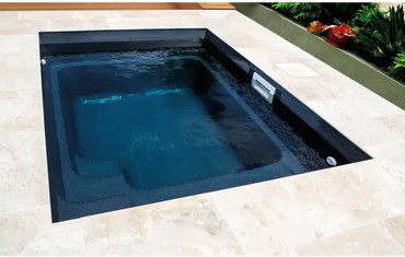 Leisurepools Fiji Plunge-pool – klart blåt vand, træterrasse