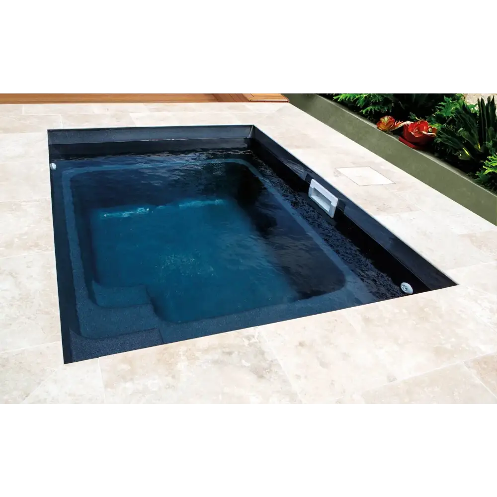 Leisurepools Fiji Plunge med klart blått vatten och träterrass