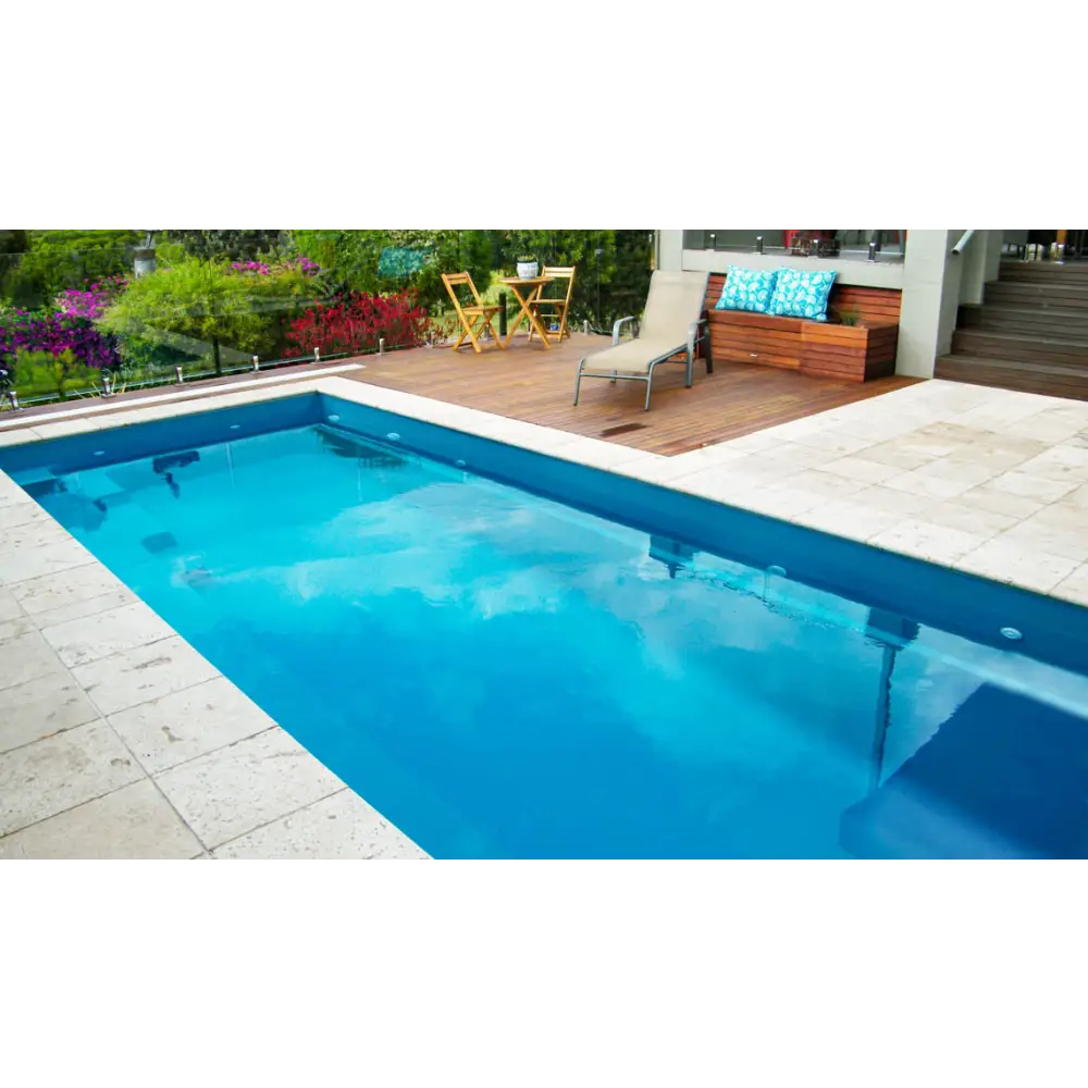 Rektangulär Leisurepools Harmony pool med klart blått vatten och stenplattor