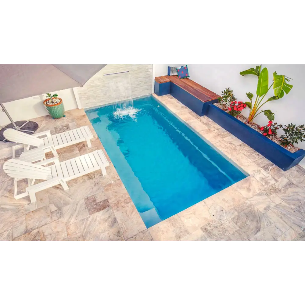 Rektangulär Leisurepools Harmony pool med klart blått vatten och vattenfall