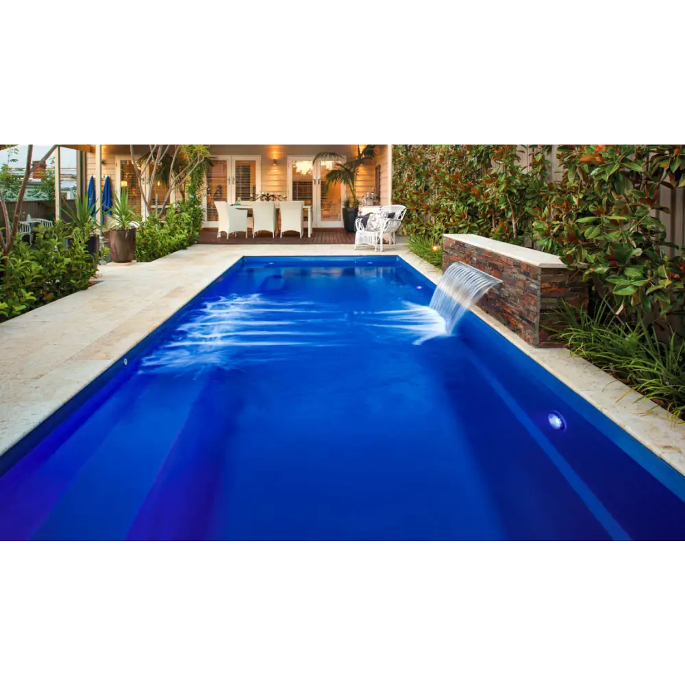 Rektangulär Leisurepools Harmony pool med blåvatten och stenfall