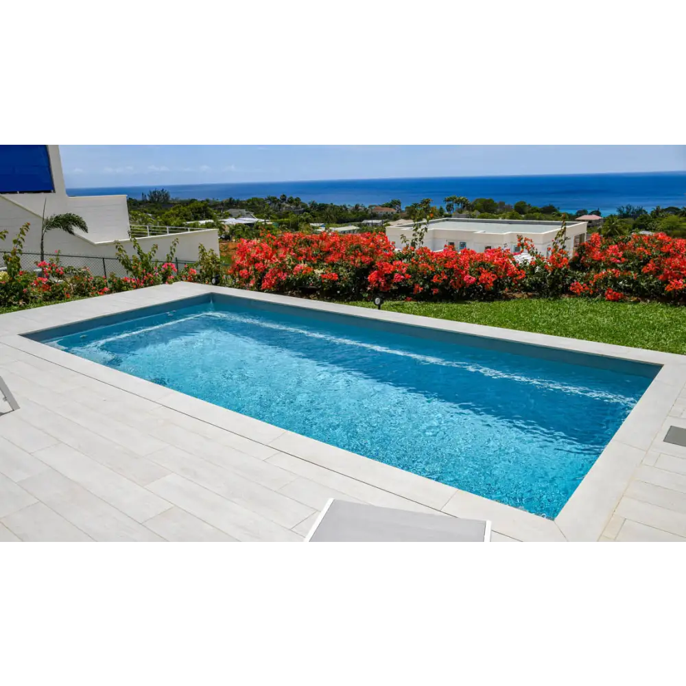 Rektangulär Leisurepools Harmony pool med klart blått vatten och grå kakelkanter