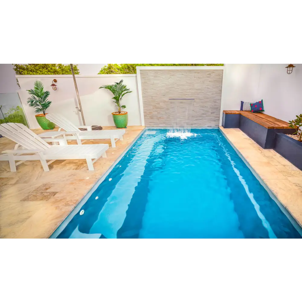 Rektangulär Leisurepools Harmony pool med klart blått vatten och vattenfall