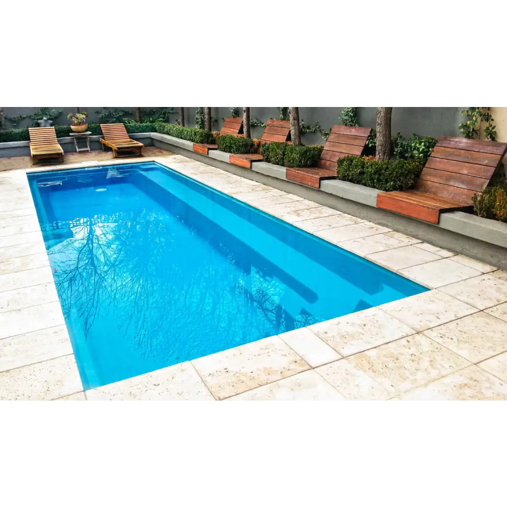 Rektangulär Leisurepools Harmony pool med klart blått vatten, stenplattor och trädeck