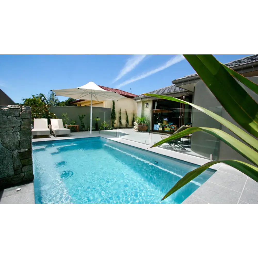 Rektangulär Leisurepools Harmony pool med klart blått vatten och modern glashäck