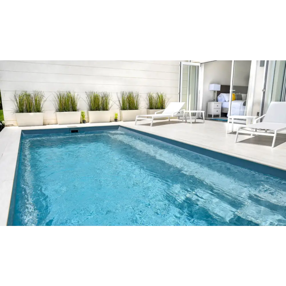 Rektangulär Leisurepools Harmony pool med klart blått vatten och betongkant