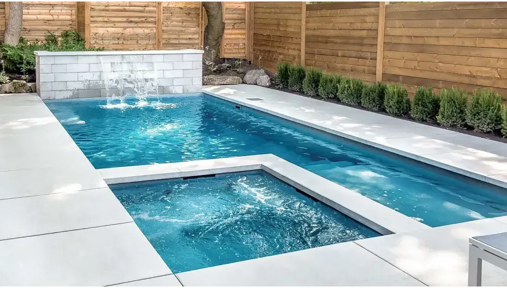 Modern Leisurepools Limitless pool med jacuzzi och vattenfall i begränsat utrymme