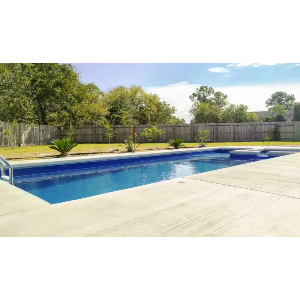 Leisurepools Limitless rektangulär pool för begränsat utrymme med blåvatten och betongdäck