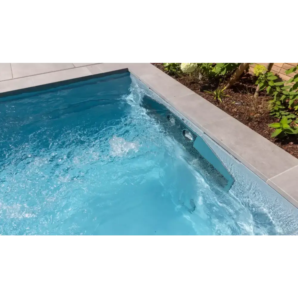 Stilren pooldesign Leisurepools Linear med klart turkost vatten och vattenfall