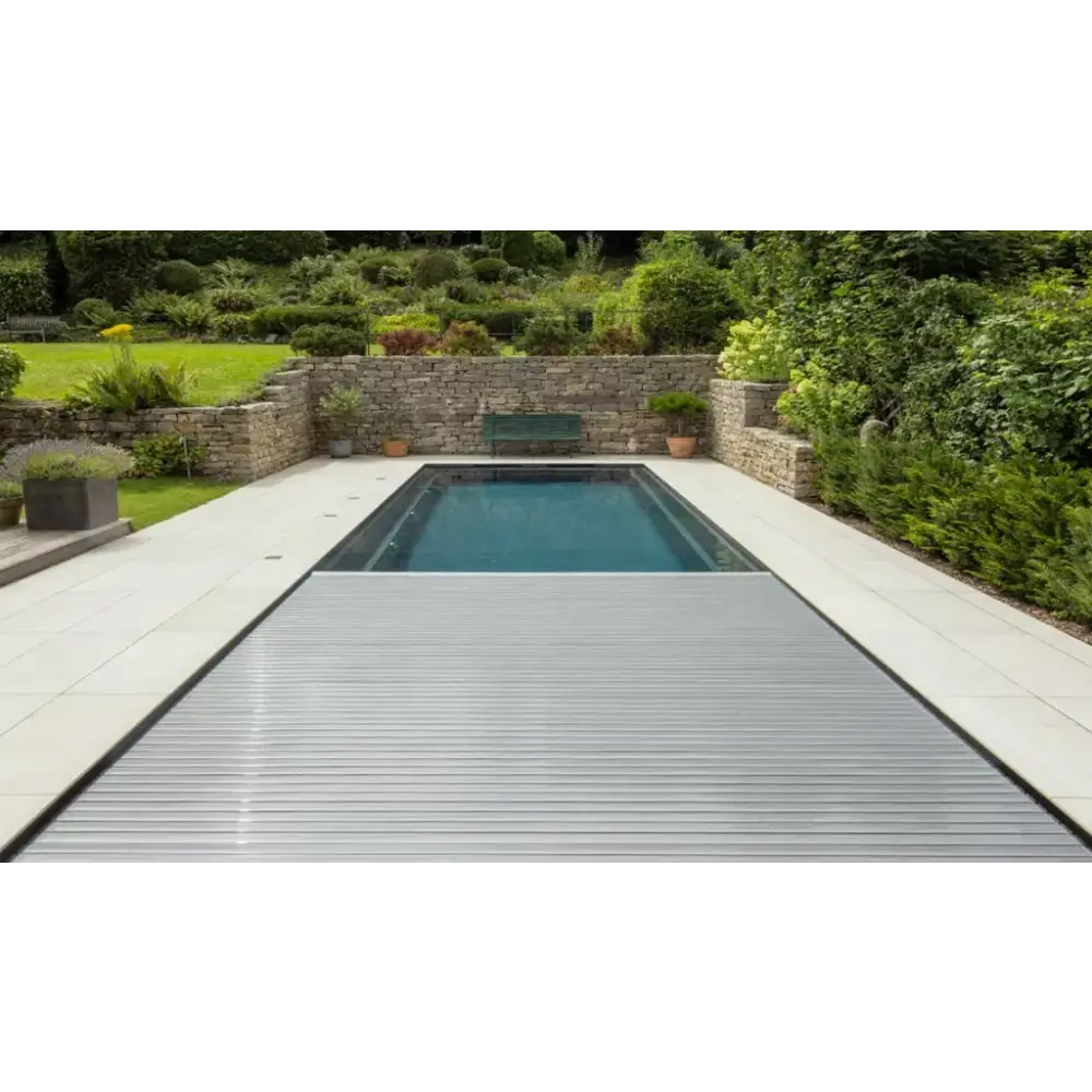 Stilren pooldesign med silver pooltäckning och klart blått vatten i Leisurepools Linear