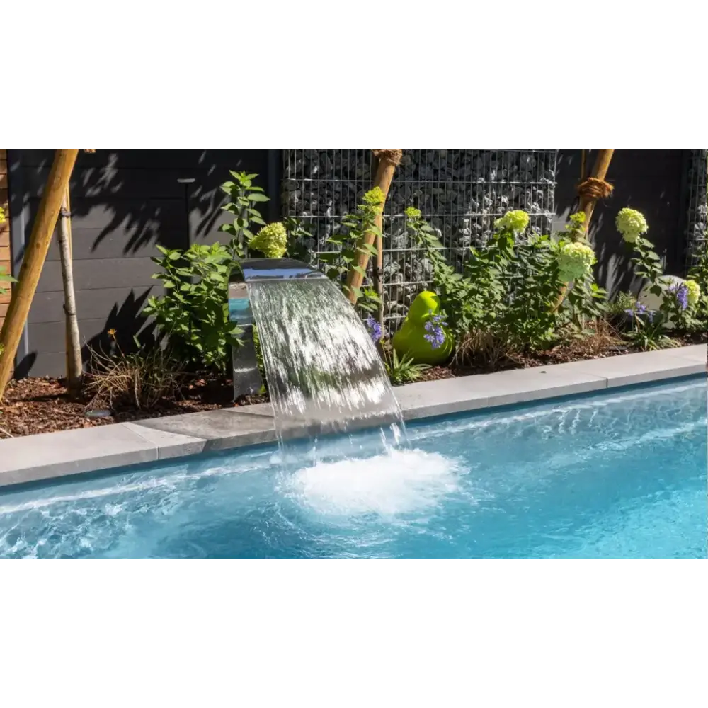 Stilren pooldesign med Leisurepools Linear och kurvig vattenfall