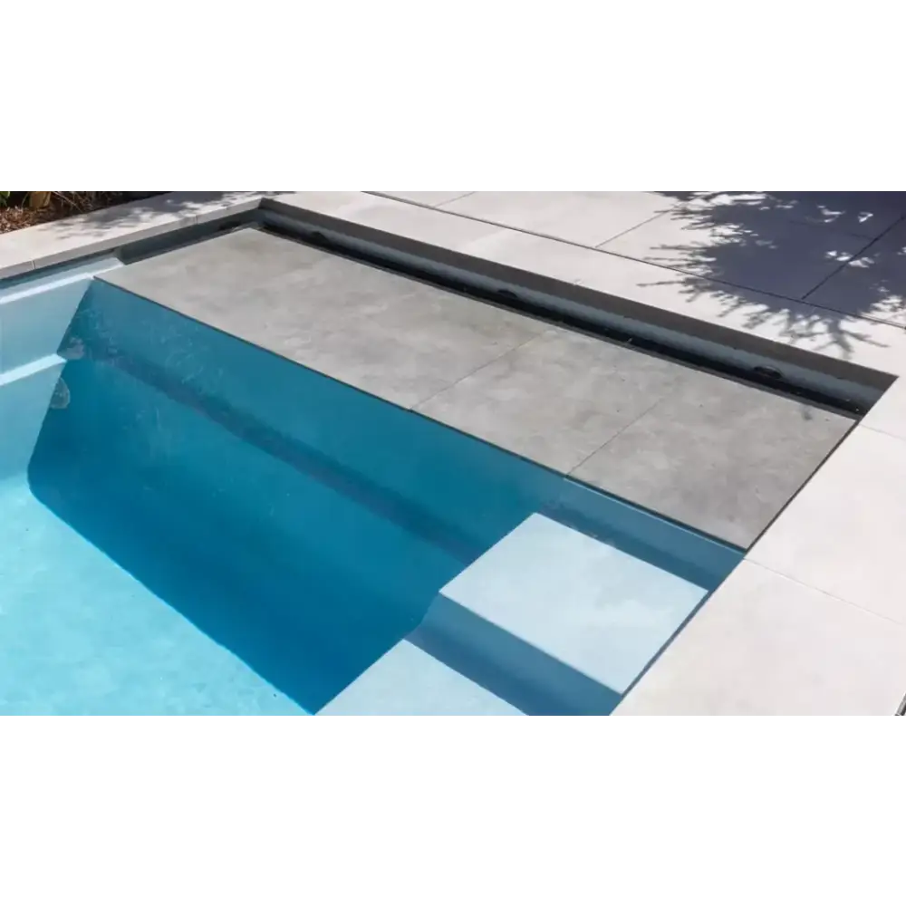 Stilren pooldesign med Leisurepools Linear och grå betongtrappor